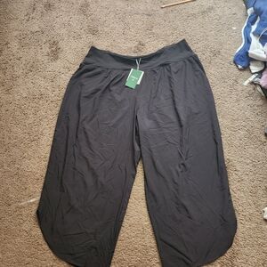 HALARA Elegant Black Women's Capris